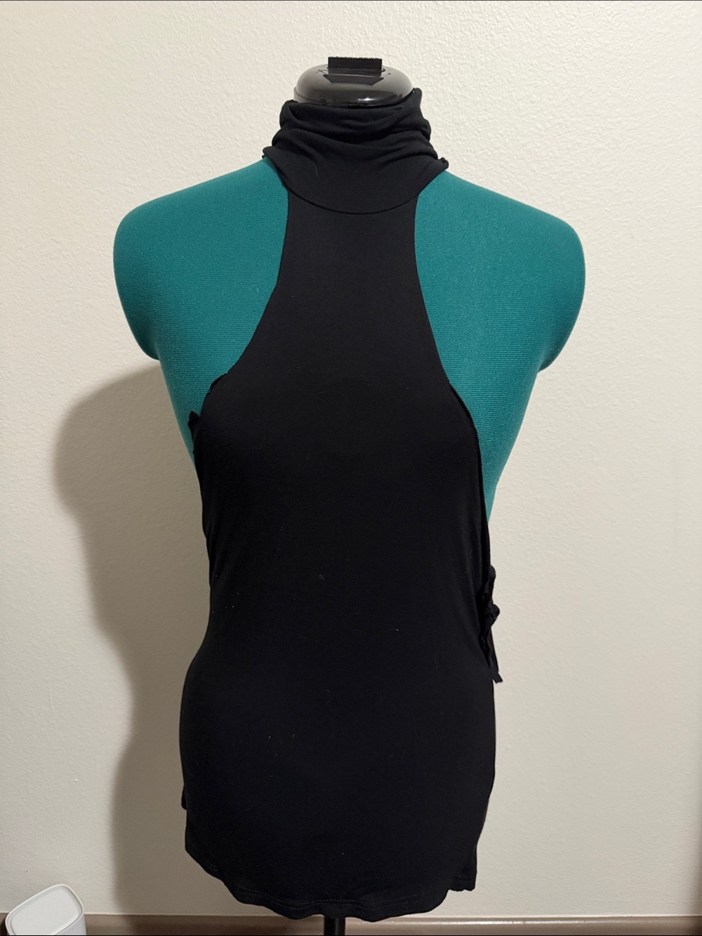 Vobcty black sleeveless turtleneck shirt